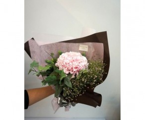 pink hydrangea bouquet